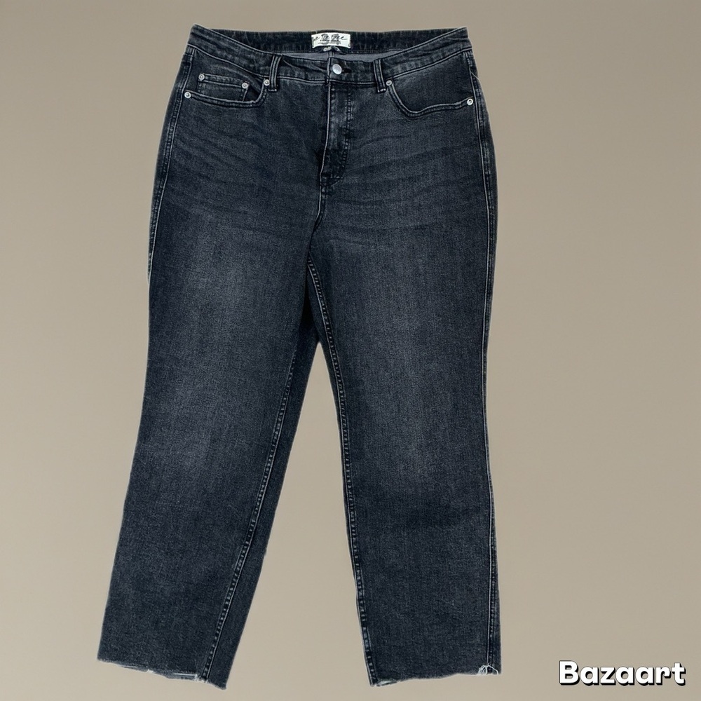 We The Free curvy distressed black denim jeans size 34